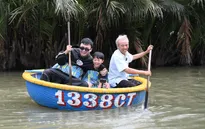 Bố ơi mình đi đâu thế: Huy R hát live 'Anh thanh niên' trên thuyền thúng