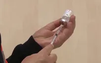 Pháp tăng cường tiêm vaccine phòng cúm và COVID-19