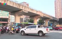 Hạ tầng giao thông chưa hoàn chỉnh khiến nhiều nút giao ở Hà Nội hỗn loạn, ùn tắc