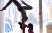 Hình ảnh hai mẹ con tập yoga gây sốt trên Instagram