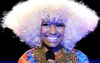 Nicki Minaj lăng xê thời trang tóc kinh dị