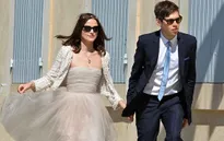 Keira Knightley tung tăng váy ngắn, giày bệt trong ngày cưới