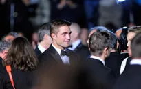 Robert Pattinson đỏ mặt khi nói về cảnh nóng