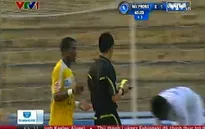 Chuyện lạ ở V-league: Khi trọng tài lăng mạ cầu thủ