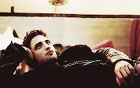 Robert Pattinson tán tỉnh nhiều cô gái một lúc