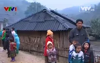 Những đứa trẻ phong phanh trong gió lạnh