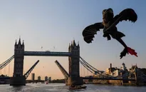 Độc đáo diều rồng khổng lồ bay dọc sông Thames.