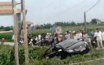 Tàu hỏa húc văng ô tô, 3 người thoát chết