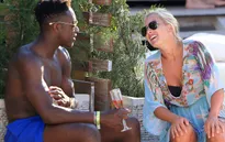 Danny Welbeck nghỉ hè cùng người đẹp tóc vàng