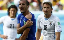 World Cup 2014: Cắn Chiellini, Luis Suarez nhận “gạch” từ mọi hướng