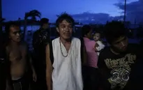 Người dân Philippines vơ vét thức ăn trong bãi rác
