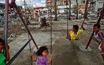 Chật vật cuộc sống của những đứa trẻ sau bão Haiyan