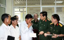 Bộ trưởng Phùng Quang Thanh thăm các chiến sỹ bị thương trong vụ máy bay rơi