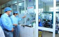 Đồng chí Nguyễn Thiện Nhân thăm các chiến sĩ bị thương trong vụ tai nạn trực thăng Mi-171