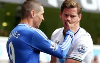 "Cào mặt" đối phương, Torres sắp dính án treo giò