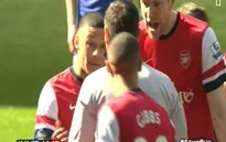 Pha "lườm rau gắp thịt" hài hước của trọng tài trong trận Chelsea - Arsenal