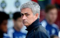 Mourinho bị "ném đá": Thắng là nhờ bản thân, thua là do cầu thủ...