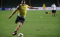 Ibrahimovic lập "siêu phẩm" đậm chất... võ thuật trên sân tập