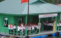 Quỹ Tấm lòng Việt trao quà cho dân nghèo làng chài Quảng Ninh