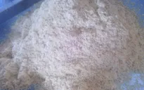 Dùng máy trộn bê tông sản xuất chà bông