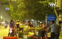 Hàng chợ đội lốt đặc sản xuống vỉa hè
