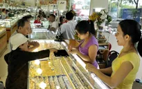 Nhộn nhịp mua vàng cầu may ngày Thần Tài
