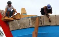 Tăng độ bền cho tàu vươn khơi, ngư dân Quảng Ngãi viền thép cho tàu cá