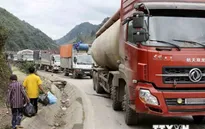 Xe container bị gãy trục, gây ách tắc Quốc lộ 1A gần 15km