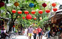 Đèn lồng giăng lối phố cổ Hội An