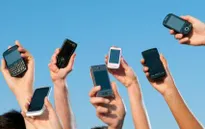 Doanh số bán smartphone vượt điện thoại thường