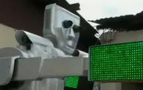 Robot thay thế cảnh sát và đèn giao thông