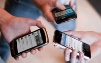 Người Anh dành thời gian cho smartphone nhiều hơn ngủ