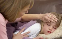 Cần làm gì khi trẻ say nắng?