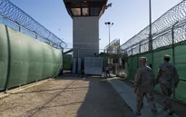 Mỹ bắt đầu chuyển tù nhân khỏi Guantanamo