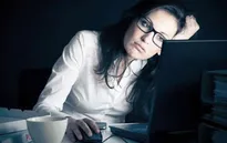 Làm việc nhiều, lương cao nhưng... già nhanh