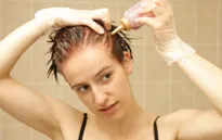 Mẹo tẩy vết màu nhuộm tóc dính trên da
