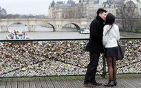 Cầu khóa tình yêu ở Paris quá tải vì gánh thêm 93 tấn kim loại