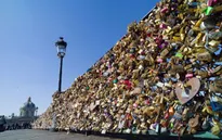Cầu nghệ thuật Paris sẽ đổ gãy vì khóa tình yêu?