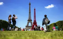 Độc đáo mô hình tháp Eiffel bằng ghế công viên
