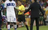 HLV Prandelli “nắn gân” Balotelli