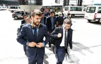 Chùm ảnh: Barca trong vòng vây NHM khi đặt chân đến Madrid