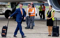 HLV Van Gaal dùng chuyên cơ riêng đến sân tập của Man Utd