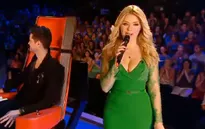 Ăn mặc sexy, người dẫn The Voice UK bị "ném đá"