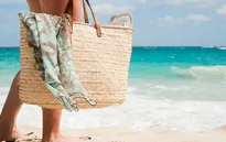 Những chiếc túi đi biển "hot" nhất hè này