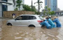 Dịch vụ đẩy xe, mò biển số "hút khách" ngày lụt