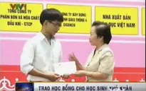 Phó Chủ tịch nước trao học bổng cho học sinh nghèo Thái Bình
