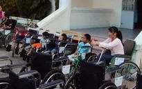 TP Cần Thơ tặng xe lăn, xe lắc cho người khuyết tật
