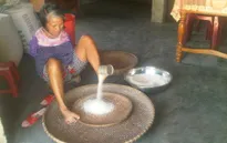 Người phụ nữ sảy gạo… bằng chân