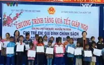 Phó Chủ tịch nước Nguyễn Thị Doan tặng quà trẻ em nghèo Kon Tum