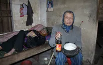 Nhói lòng đôi vợ chồng già cô độc co ro trong giá rét